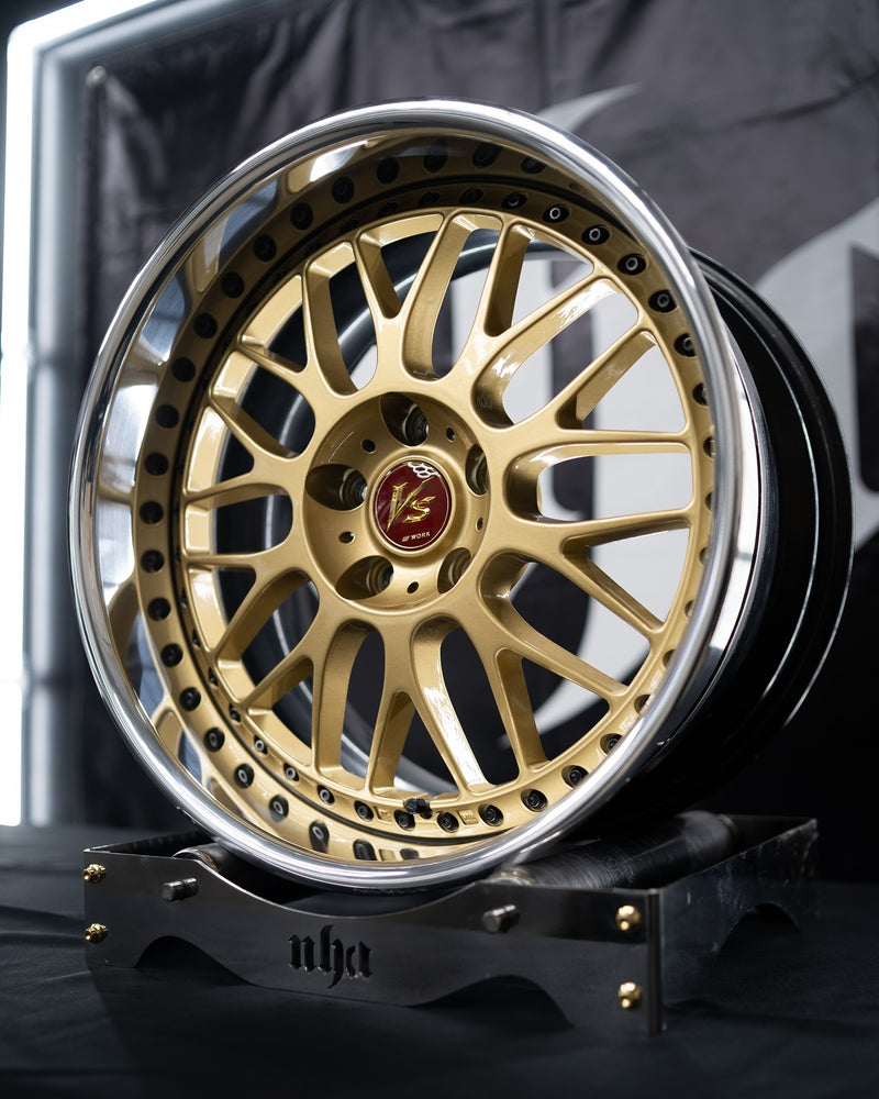 fully refurbished split wheel with polished lip and gold centre