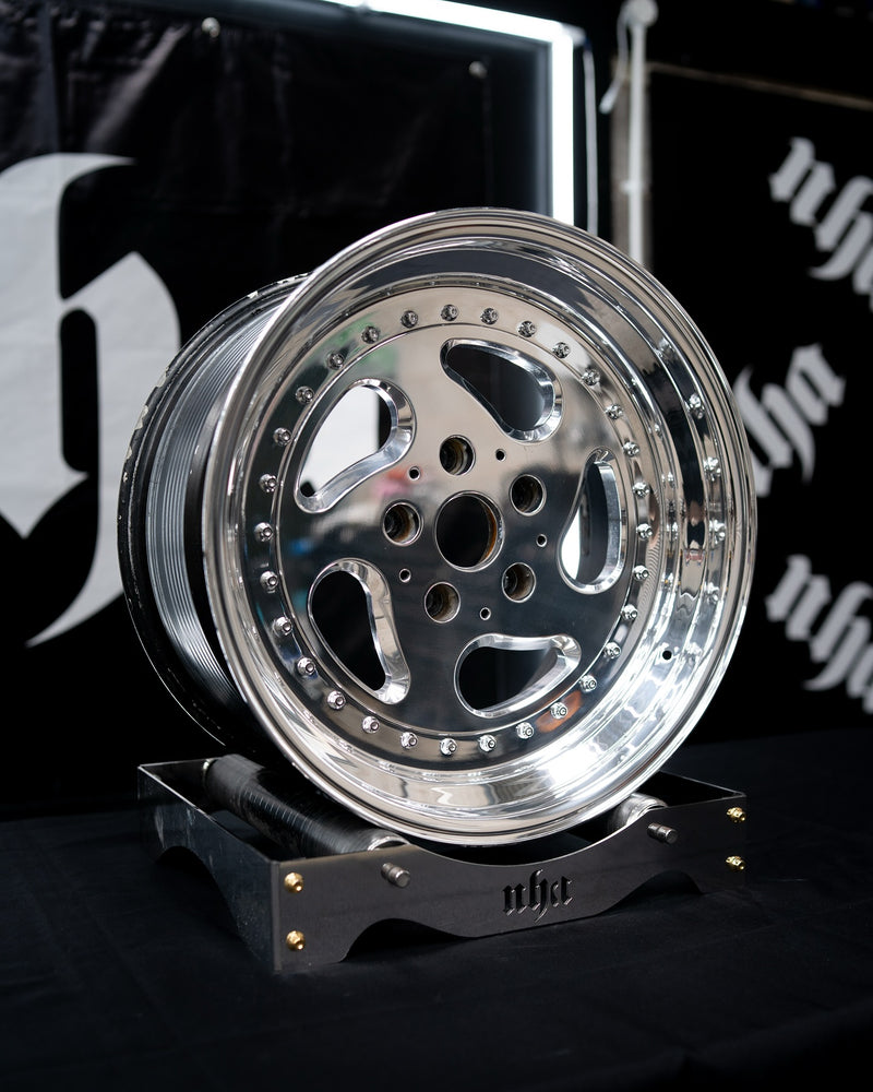 refurbished split wheel with polished alloy lip and silver centre